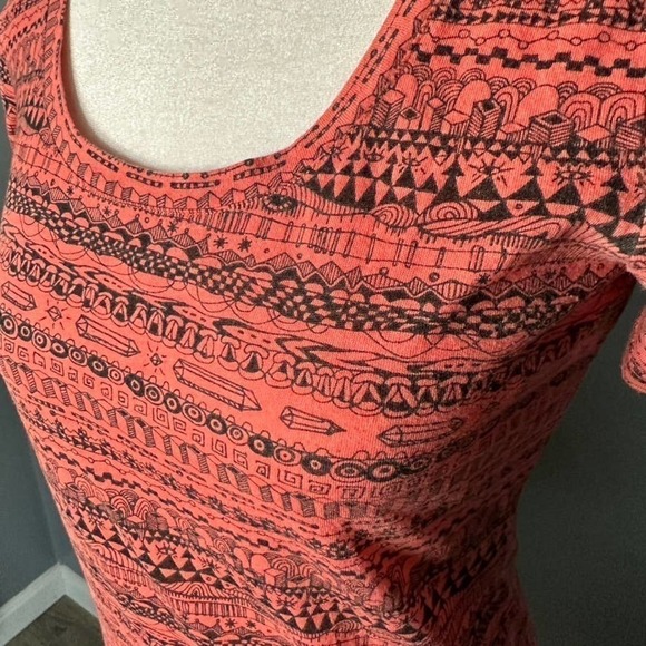 Urban Outfitters Micro Pattern Geometric Print T-Shirt Size Small - Picture 3 of 7